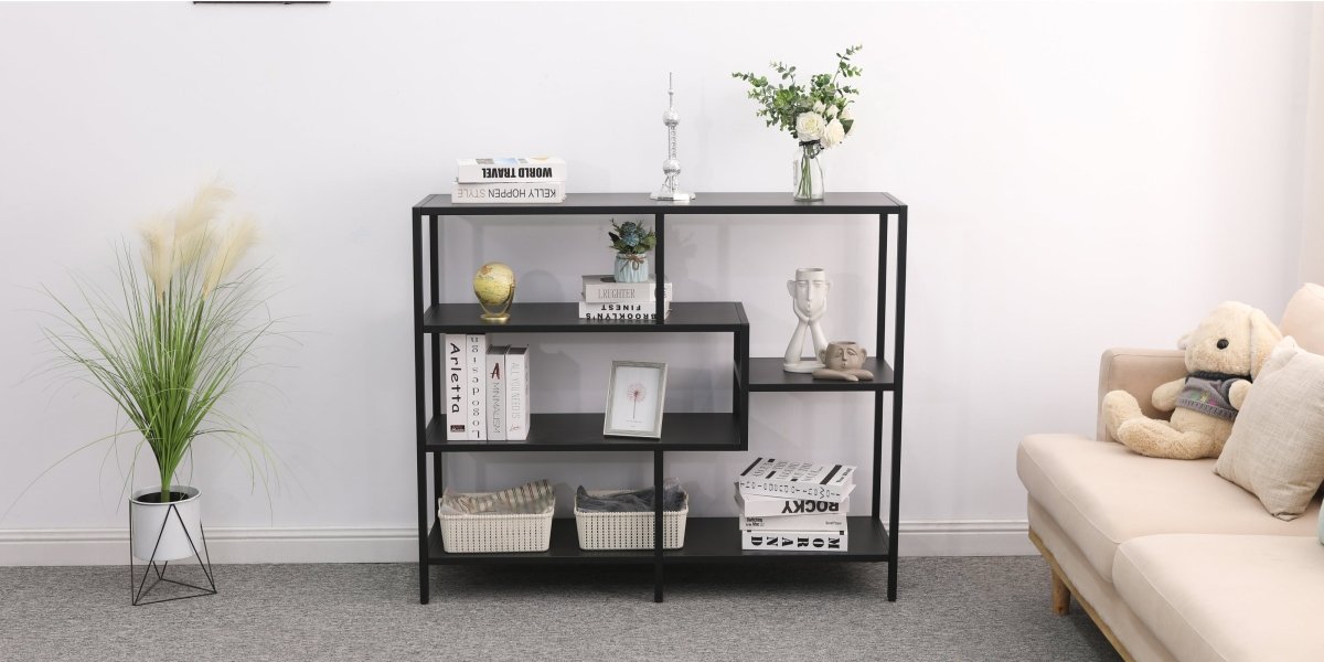 Metallregale mit Dekoration in einem Wohnzimmer mit Sofa.