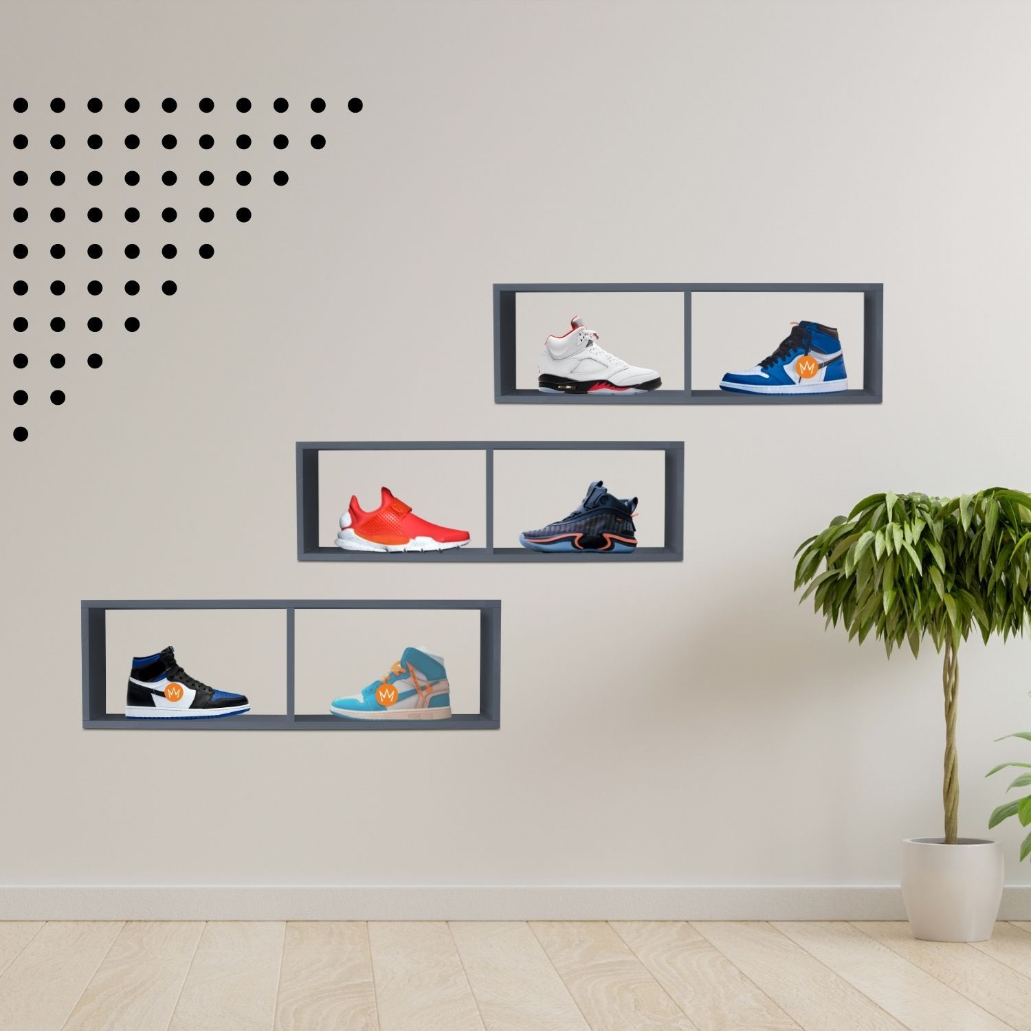 Wandregal COMPACT Anthrazit. 3 Regale hängen an der Wand. Schuhe stehen drin. Eine Pflanze steht daneben.
