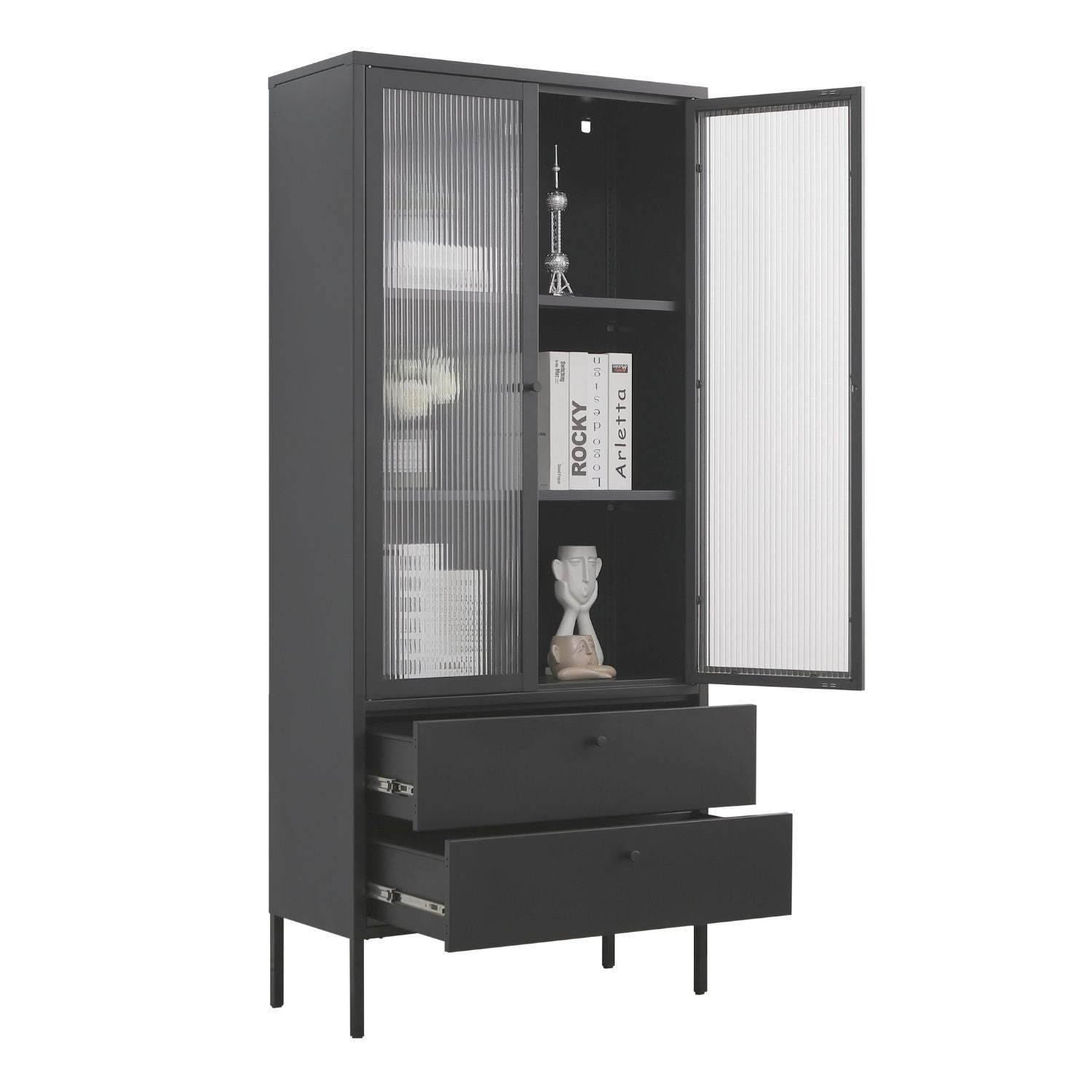 Vitrine Paris Schwarz aus Metall mit 2 Schubladen und 2 Glastüren. Die Schubladen sind geöffnet. Eine Glastür ist geöffnet. Drin sind Bücher und Dekoartikel zu sehen. Der Hintergrund ist weiß.