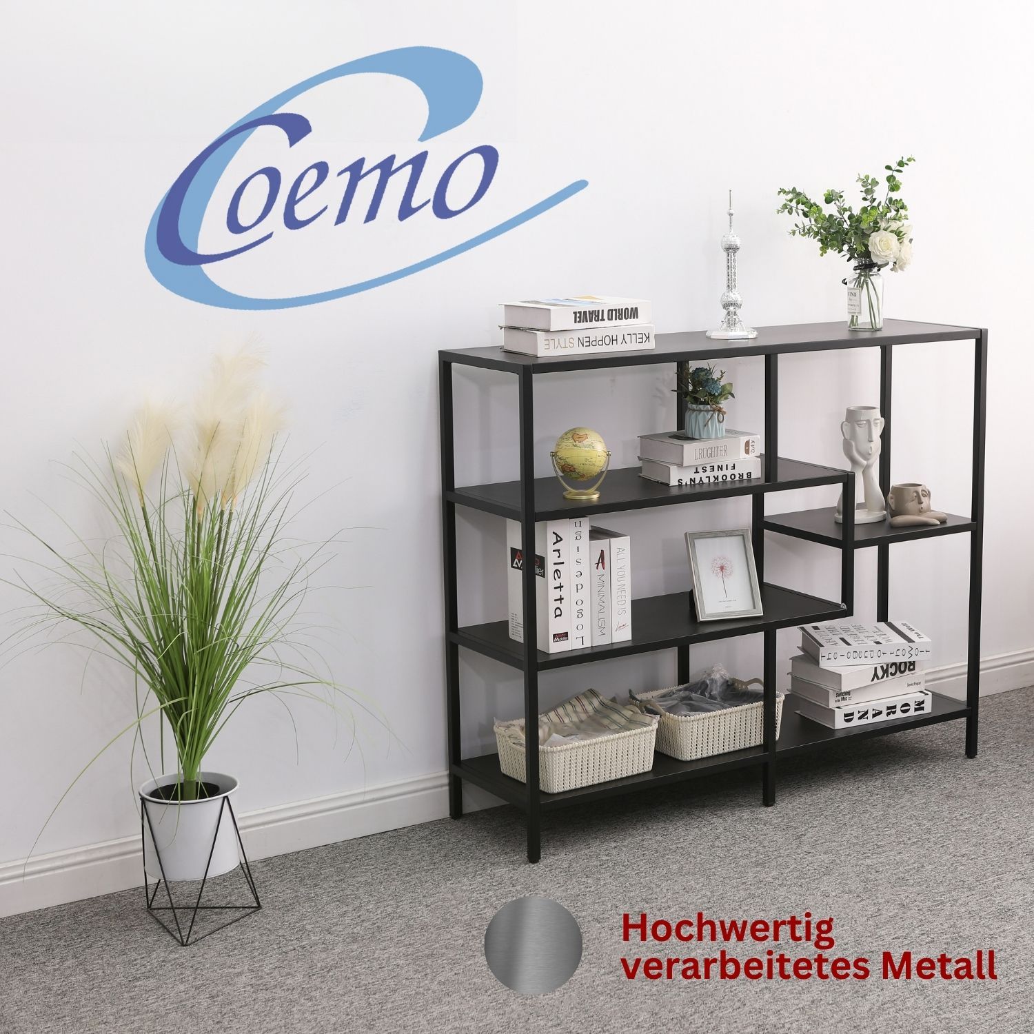 Regal Chicago M Raumteiler aus Metall Schwarz. Regal ist mit Dekoartikeln befüllt. Daneben steht eine Zimmerpflanze. An der Wand ist das Coemo Logo.