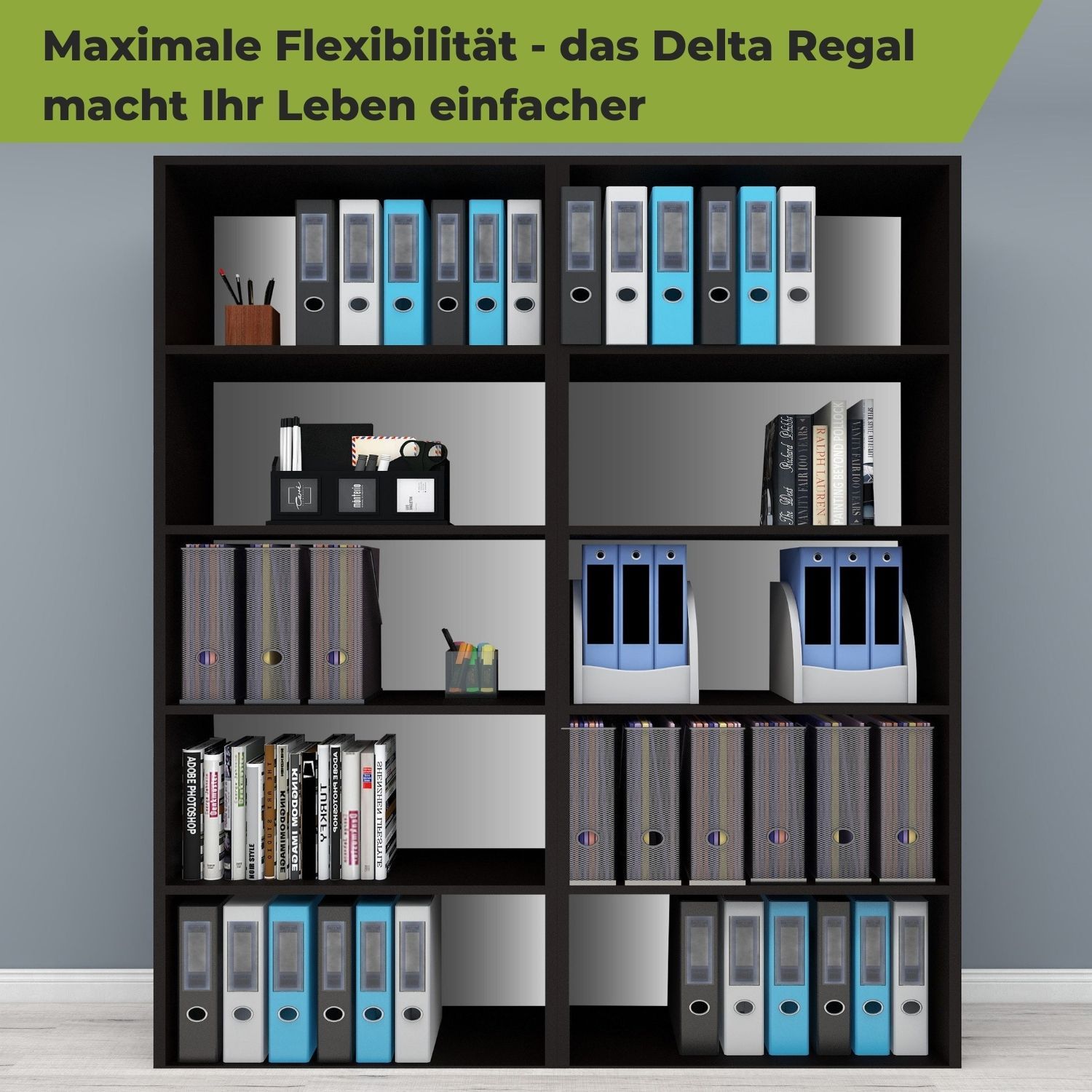 2 Aktenregale Delta-5 in der Farbe Schwarz aneinander gestellt mit Ordnern, Büchern und Büromaterialien an einer grauen Wand platziert