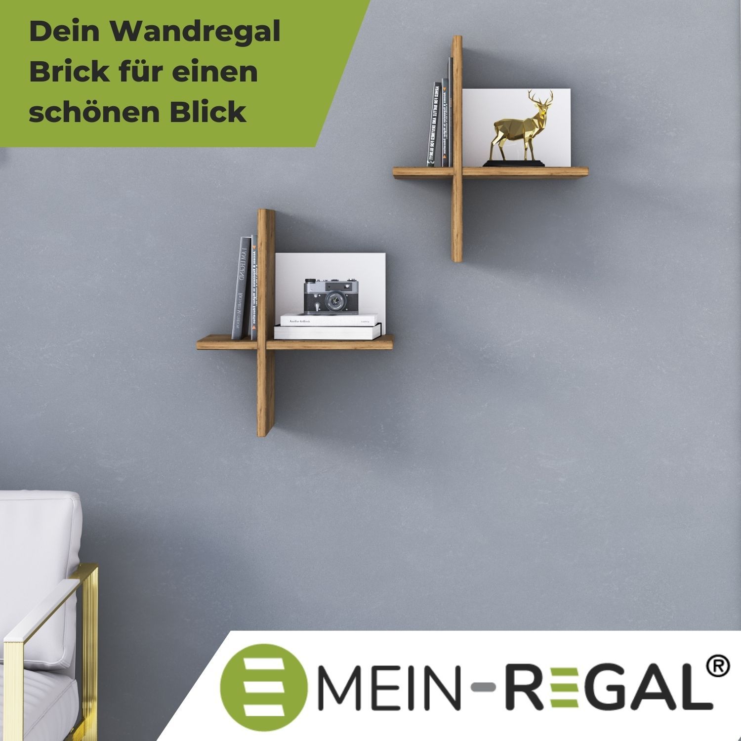 Wandregal Brick Natur/Weiß an grauer Wand hängend. Links daneben sieht man die Ecke eines Sofas. Unten rechts steht das Logo Mein-Regal