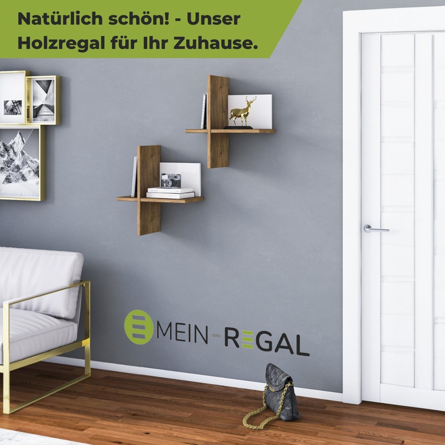 Wandregal Brick Natur/Weiß an einer grauen Wand hängend, Wandbilder hängen daneben. Darunter sieht man eine Ecke des Sofas. Eine weiße Tür auf der anderen Seite. Auf dem Boden steht eine Handtasche.