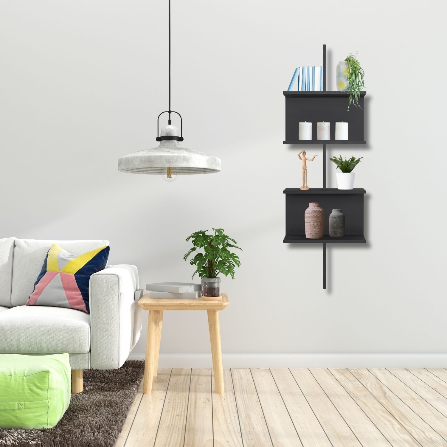 Wandregal Otto Schwarz an einer beigen Wand hängend. Im Regal stehen Bücher, Vasen, Kerzen, kleine Zimmerpflanzen. Links hängt eine Hängelampe. Hälfte vom Sofa und daneben Beistelltisch zu sehen.