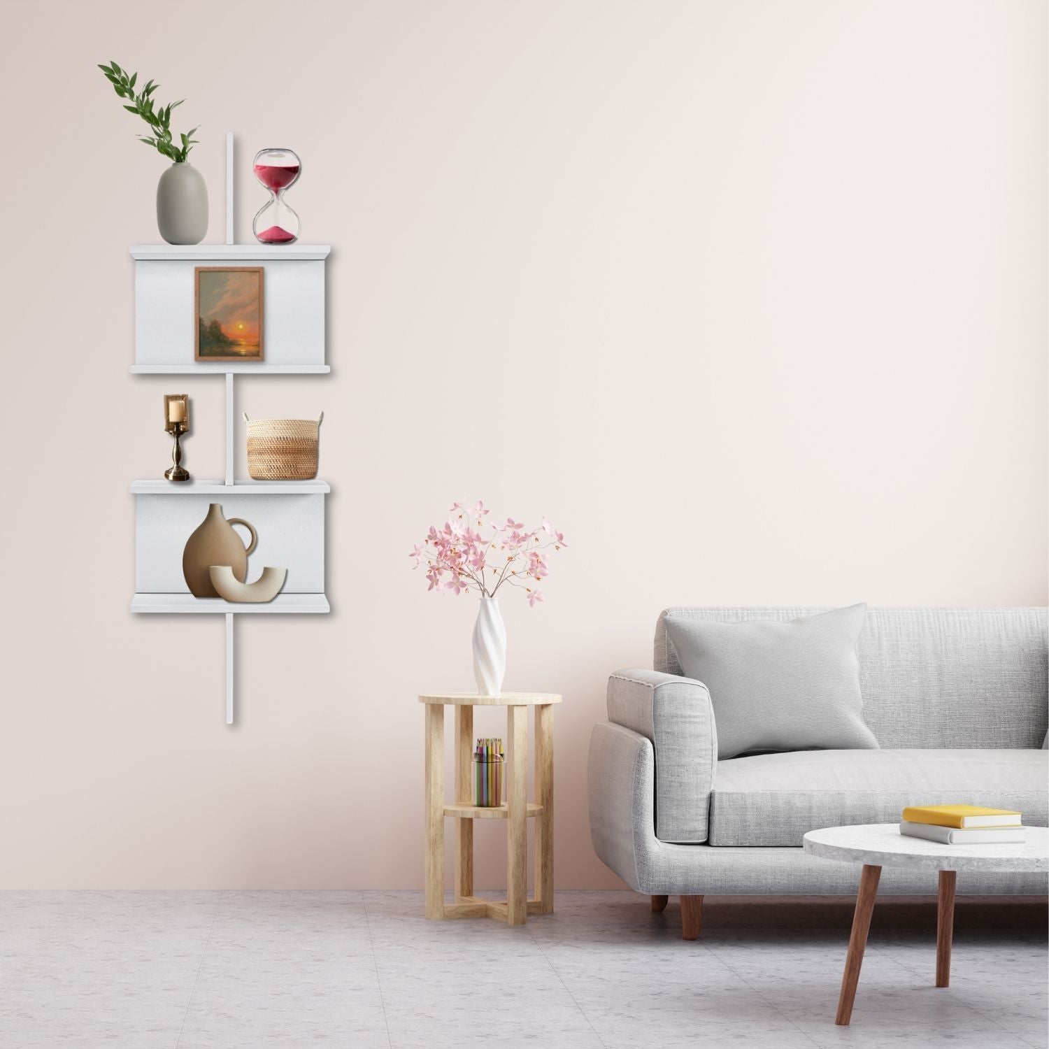 Wandregal Otto Weiß an einer hellrosanen Wand hängend. Im Regal stehen Vasen, Bild, Korb, Kerze. Rechts daneben steht ein graues Sofa mit Beistelltisch und Couchtisch.