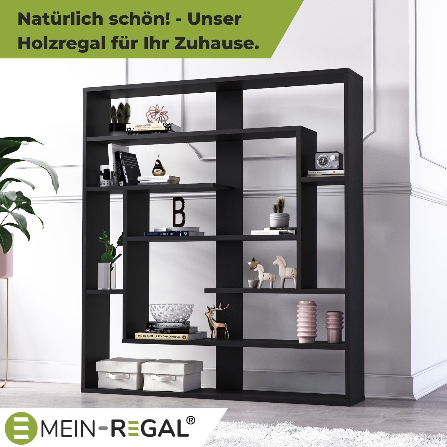 Wandregal Sebastian Schwarz an grauer Wand stehend mit vielen Dekoelementen, wie Vasen, Pflanzen, Büchern, Figuren und Boxen.