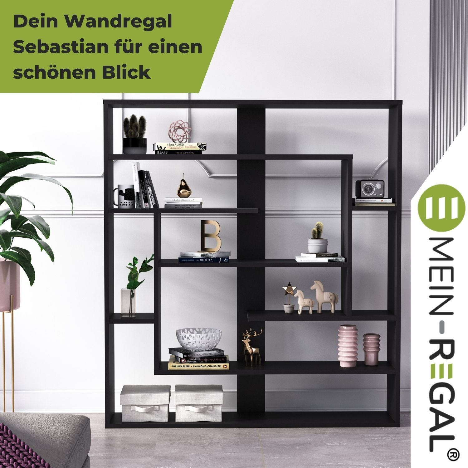 Wandregal Sebastian Schwarz an grauer Wand stehend mit vielen Dekoelementen, wie Vasen, Pflanzen, Büchern, Figuren und Boxen.