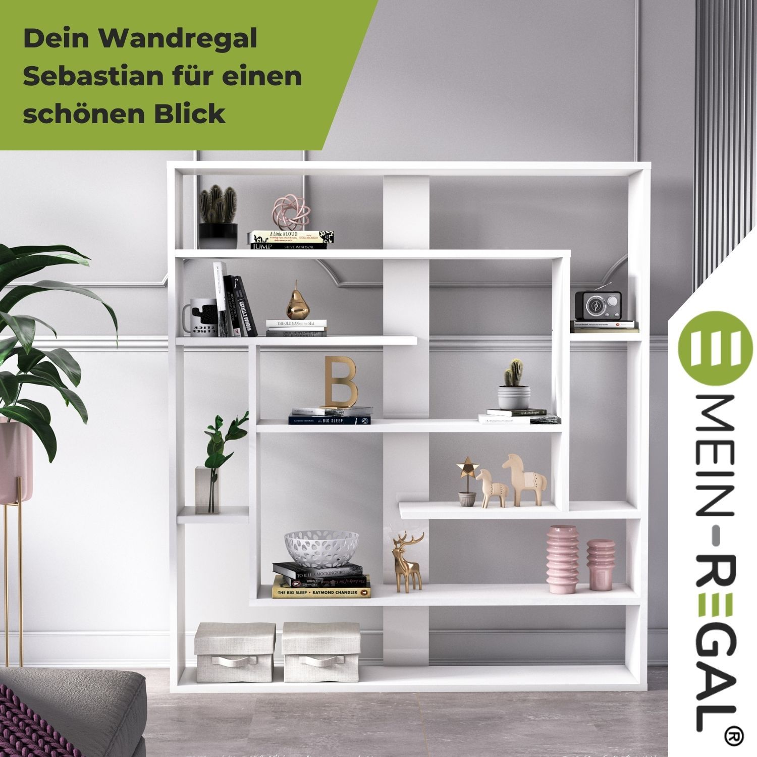 Wandregal Sebastian Weiß an grauer Wand stehend mit vielen Dekoelementen, wie Vasen, Pflanzen, Büchern, Figuren und Boxen.