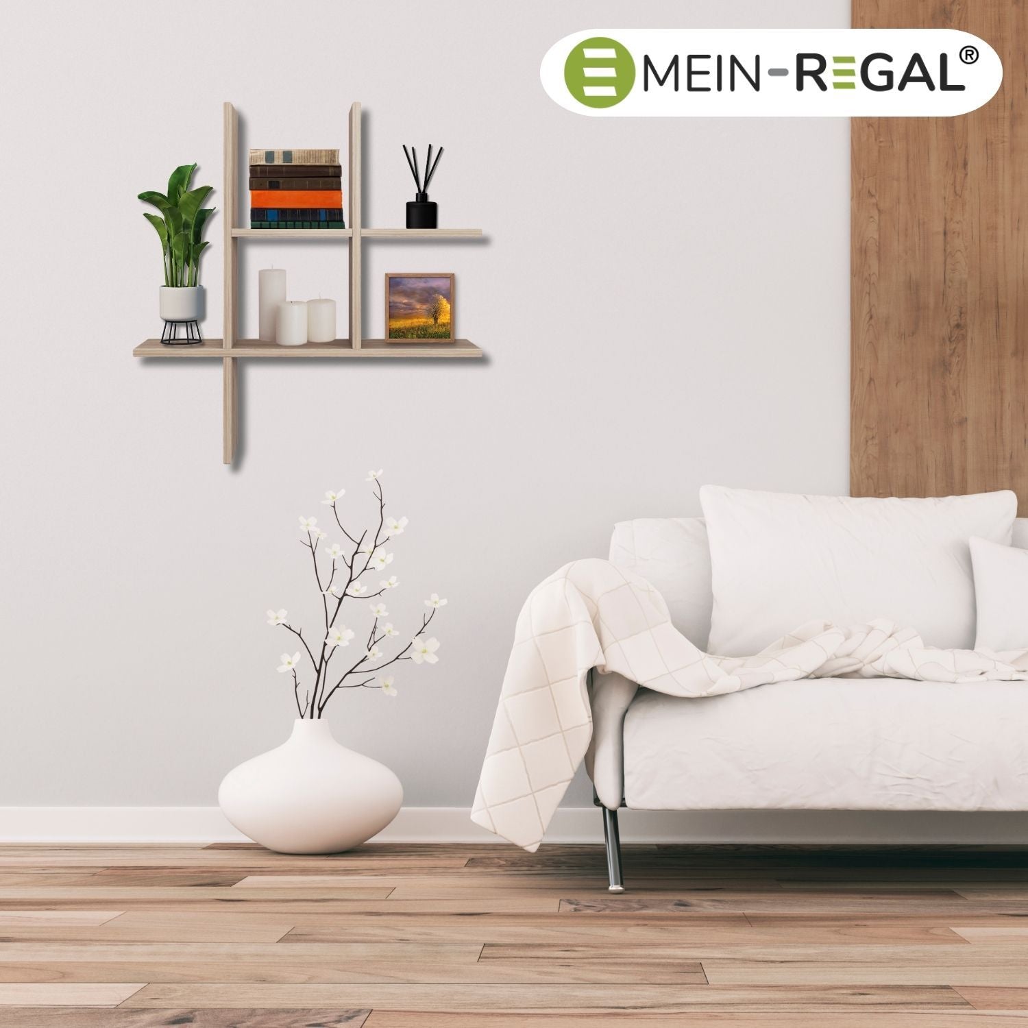 Wandregal Valle Natur neben einem hellen Sofa und Dekovase an einer hellen Wand waagerecht hängend. Mit Kerzen, Büchern, Bild, Duftstäbchen, Pflanze.