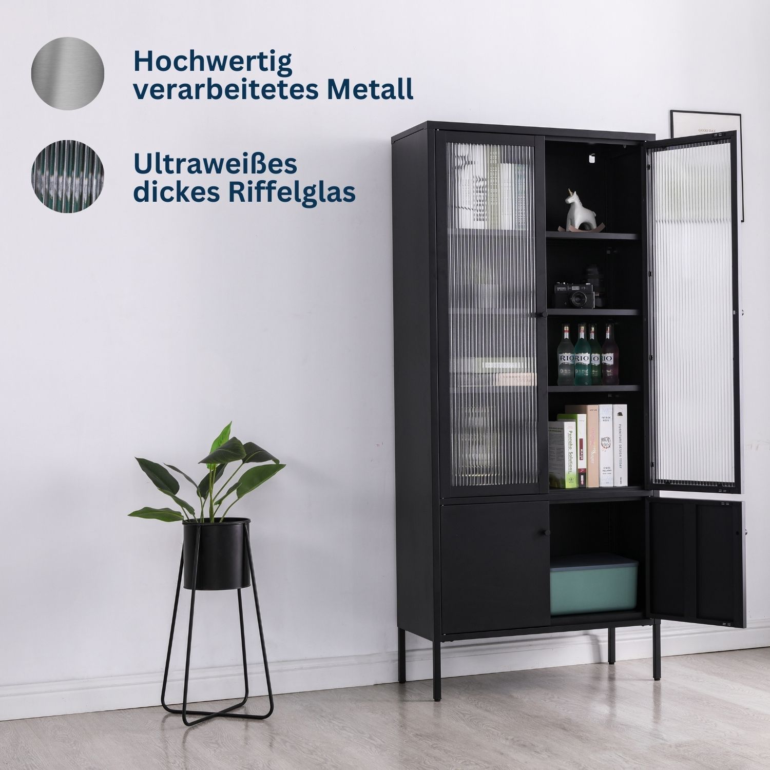 Vitrine Tokio Schwarz aus Metall in einem Zimmer. Oben und unten ist eine Tür geöffnet und zeigt den Inhalt. Daneben steht eine Zimmerpflanze.