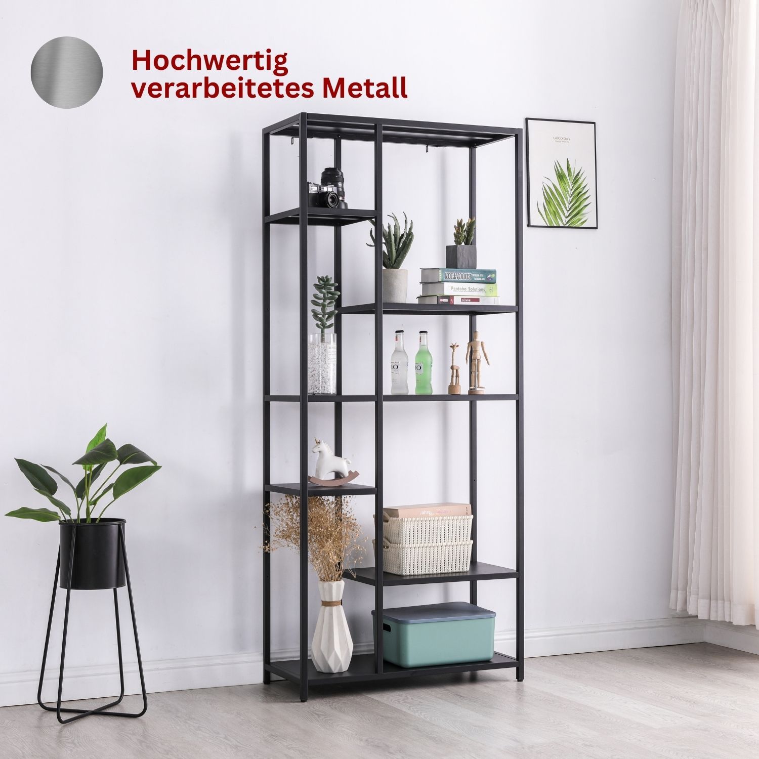 Regal Chicago XL Schwarz aus Metall im Zimmer. Mit Dekorationen. Daneben steht eine Zimmerpflanze. Ein Wandbild hängt.