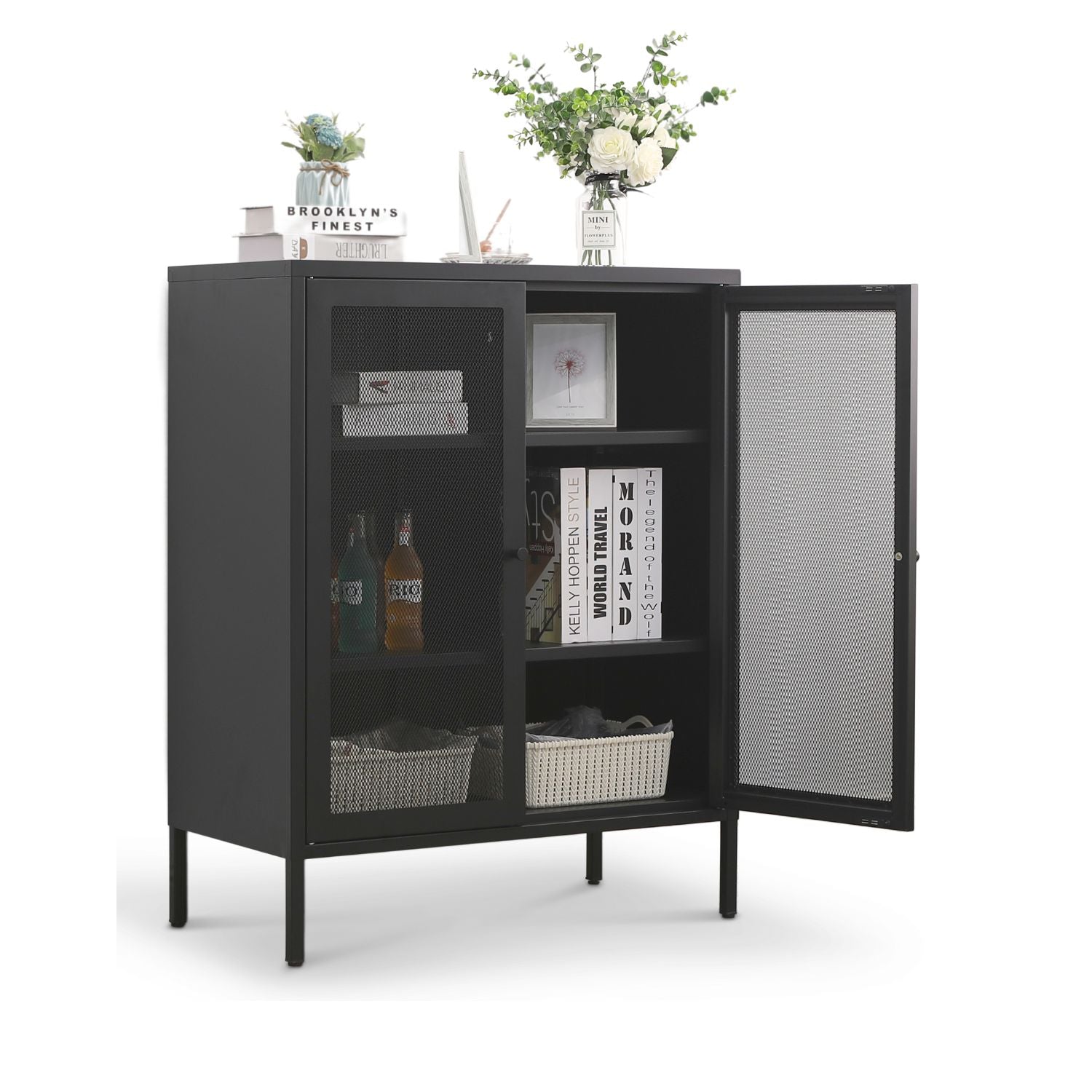Ein schwarzes Highboard aus Metall mit 2 Türen in Mesh-Optik.