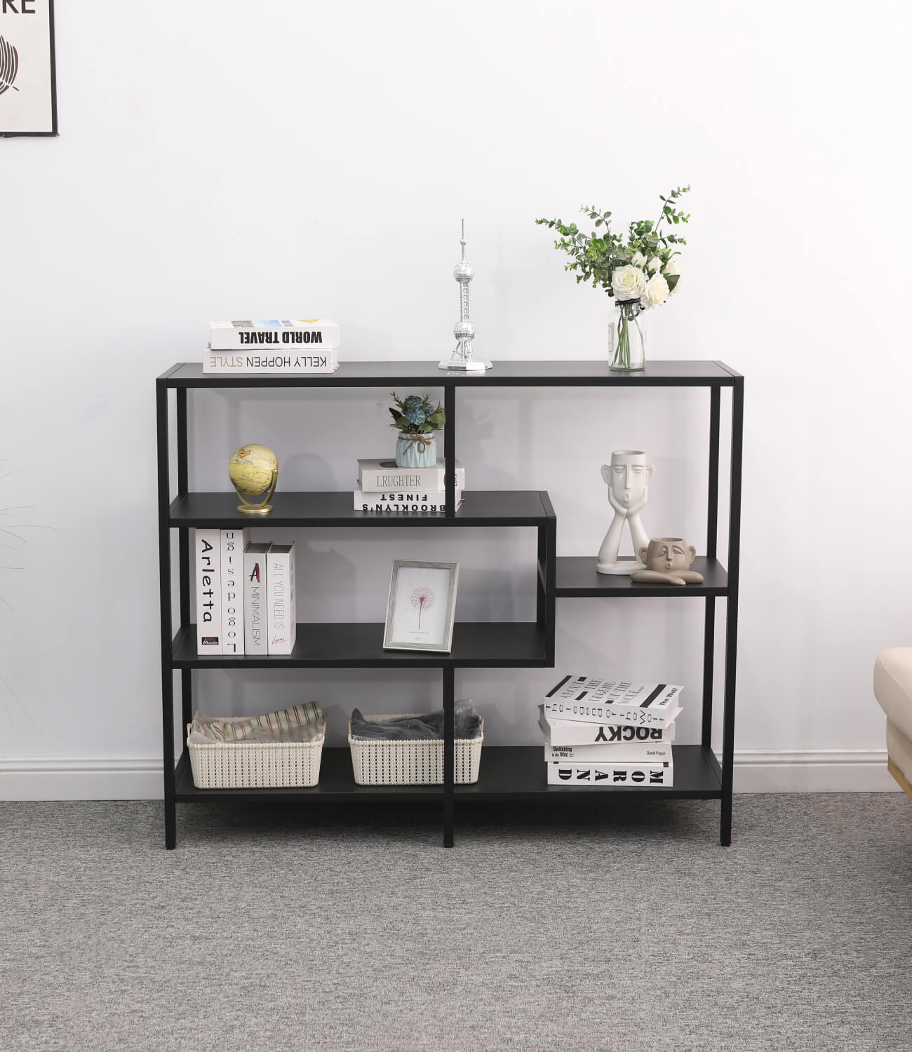 Ein schwarzes Metallregal mit einer Couch