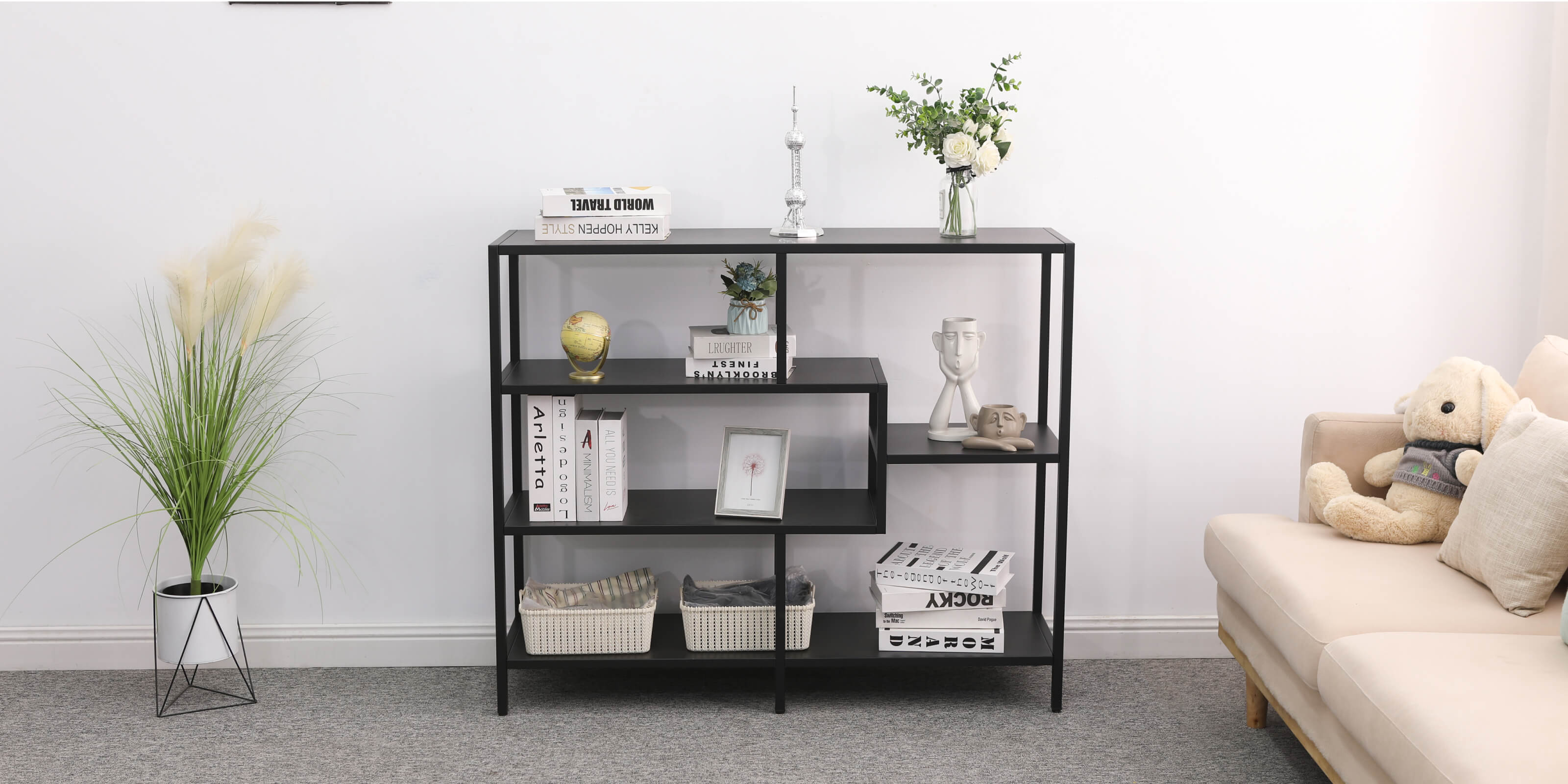 Schwarzes Metallregal im Wohnzimmer mit einem Sofa