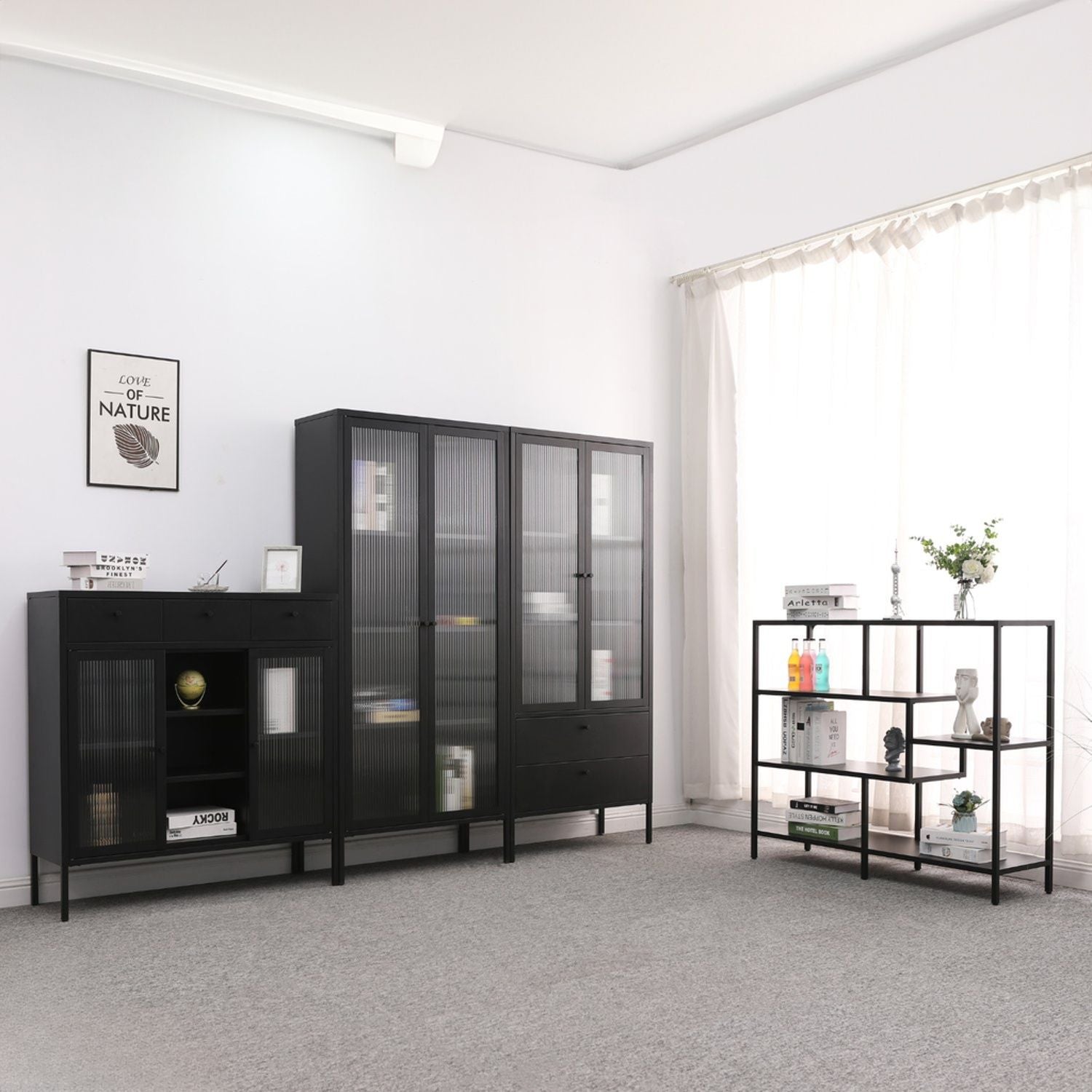 Eine Auswahl von stilvollen Metallmöbeln, Vitrinen sowie einem Highboard und Regal.