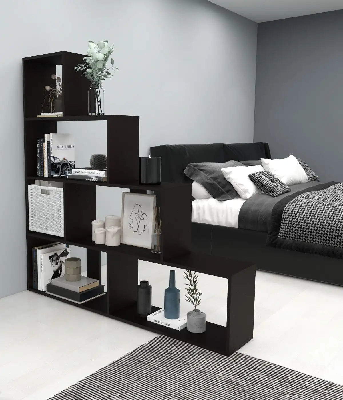 Schlafzimmer mit einem Bett und einem schwarzen Treppenregal