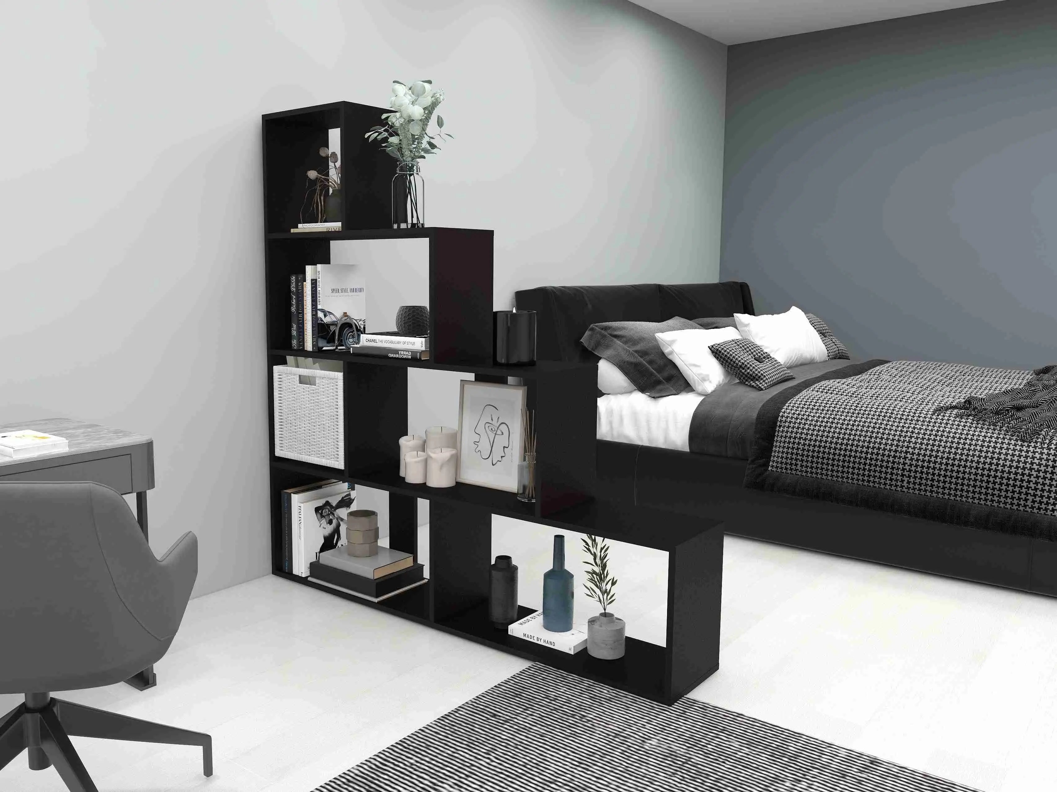 Ein modernes Schlafzimmer mit einem eleganten Treppenregal, das stilvollen Stauraum bietet.