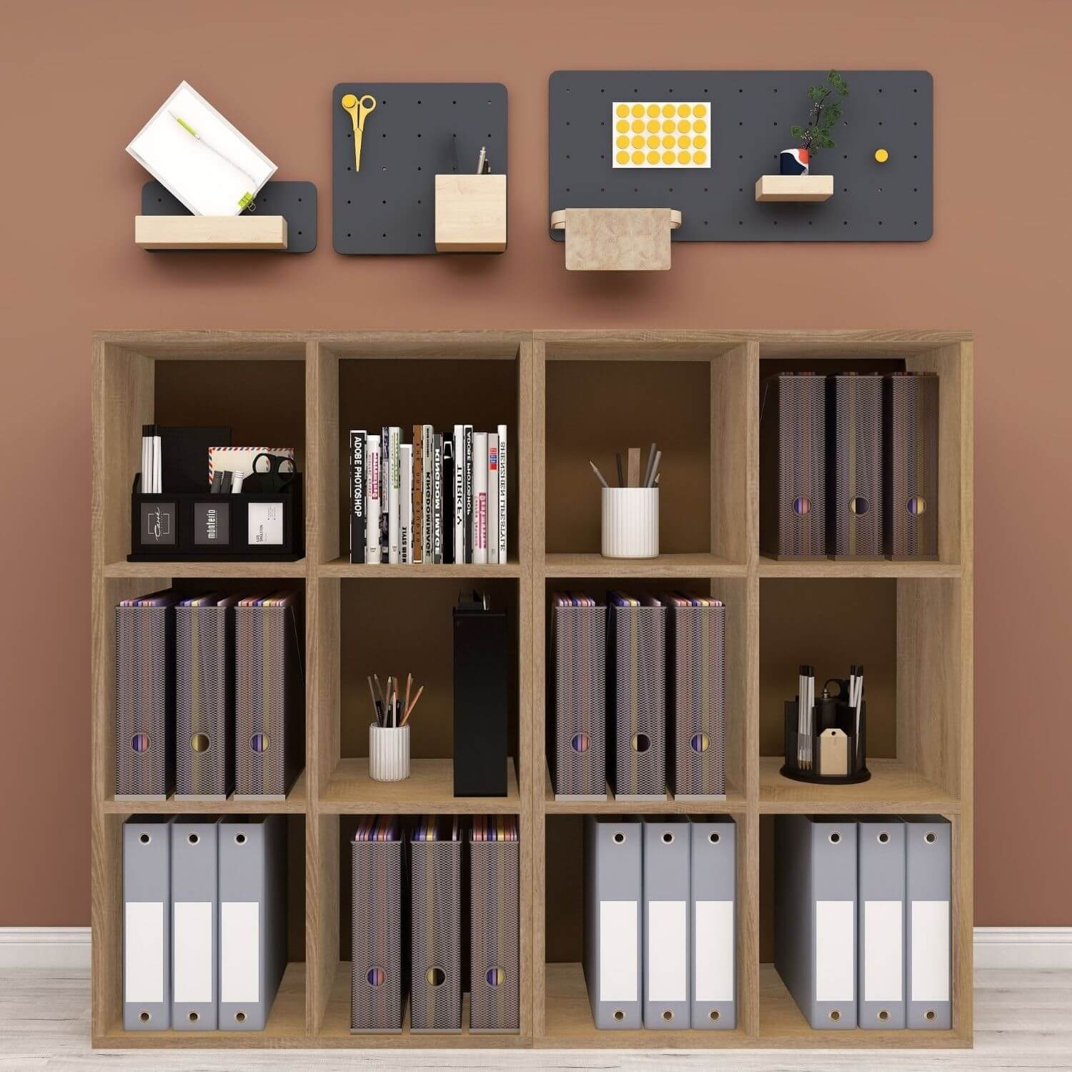 Ein Bücherregal mit verschiedenen Gegenständen darauf: Bücher, Aktenordner und vieles mehr.