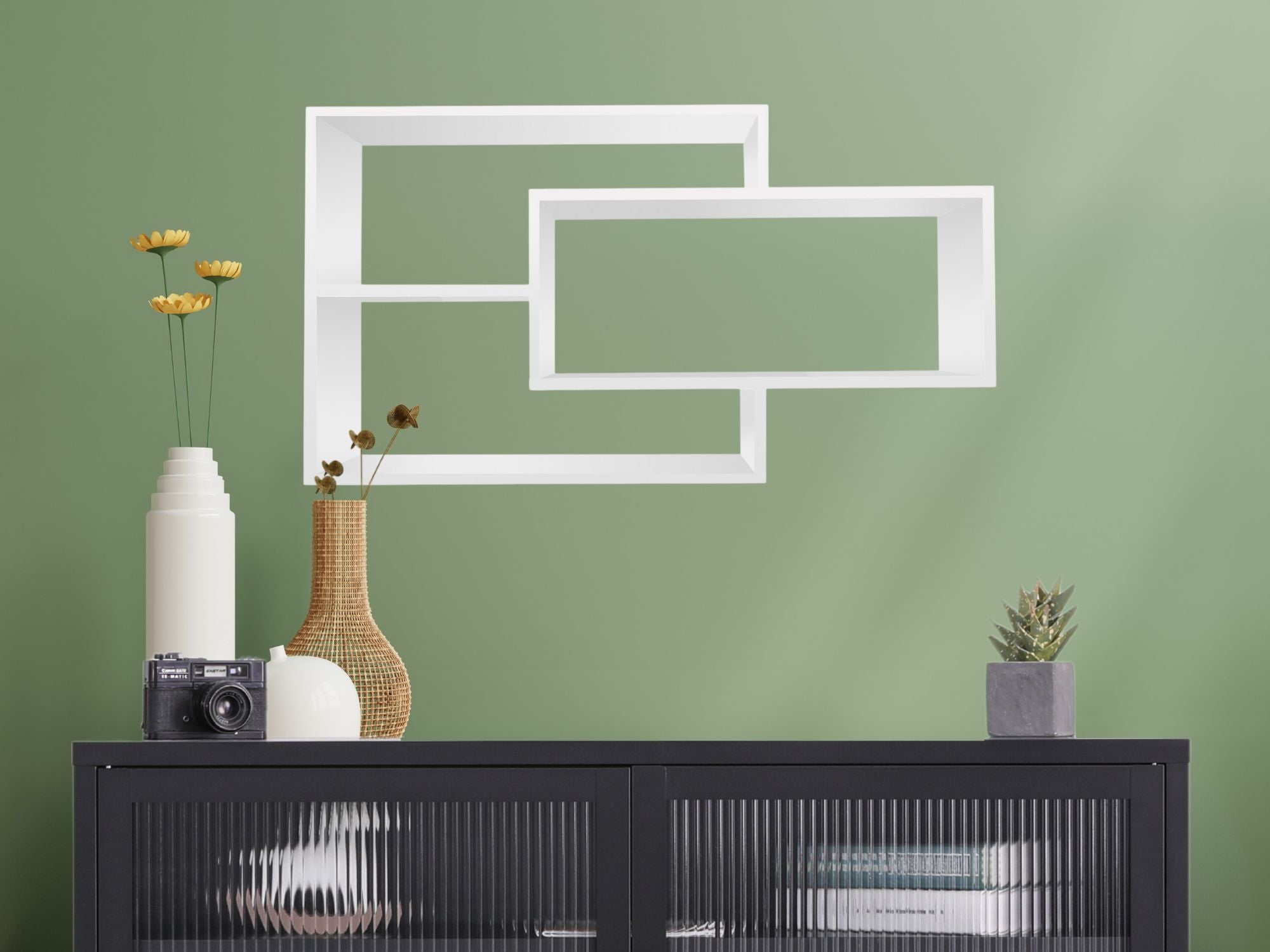 Ein Regal an einer Wand mit einem Sideboard aus Metall