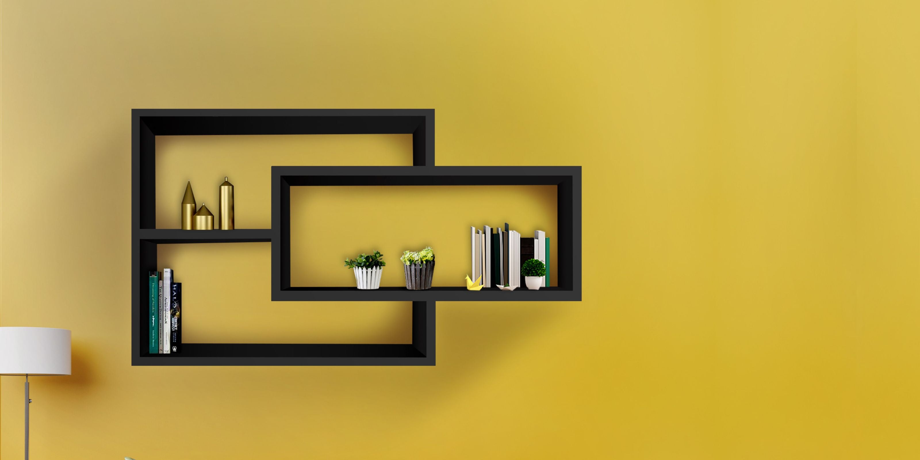 Ein schwarzes Wandregal mit stilvollem Design und mehreren Ebenen zur Aufbewahrung.