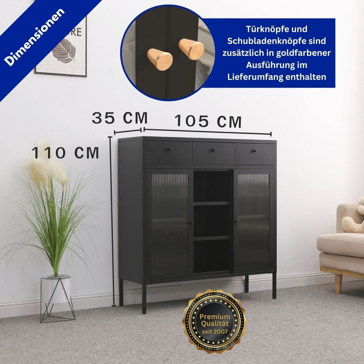 Kommode Paris Schwarz in einem Zimmer mit Maßangaben. Daneben eine Zimmerpflanze, Wandbild und Ecke vom Sofa. Ein Detailbild von den Türgriffen in goldener Ausführung.