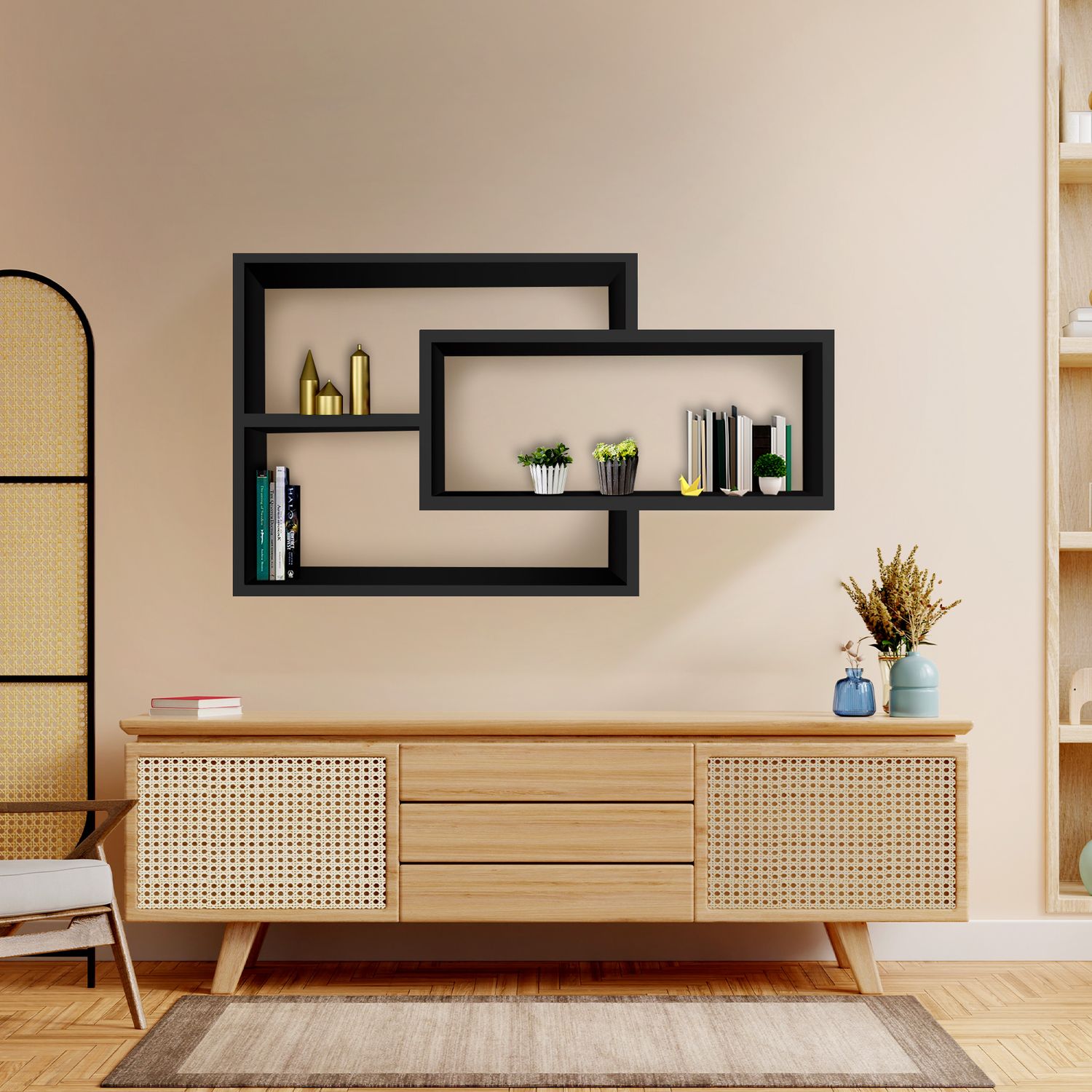 Schwarzes Holz-Wandregal mit Sideboard in Schweberegal Design. Perfekt für die Aufbewahrung und Dekoration in jedem Raum.