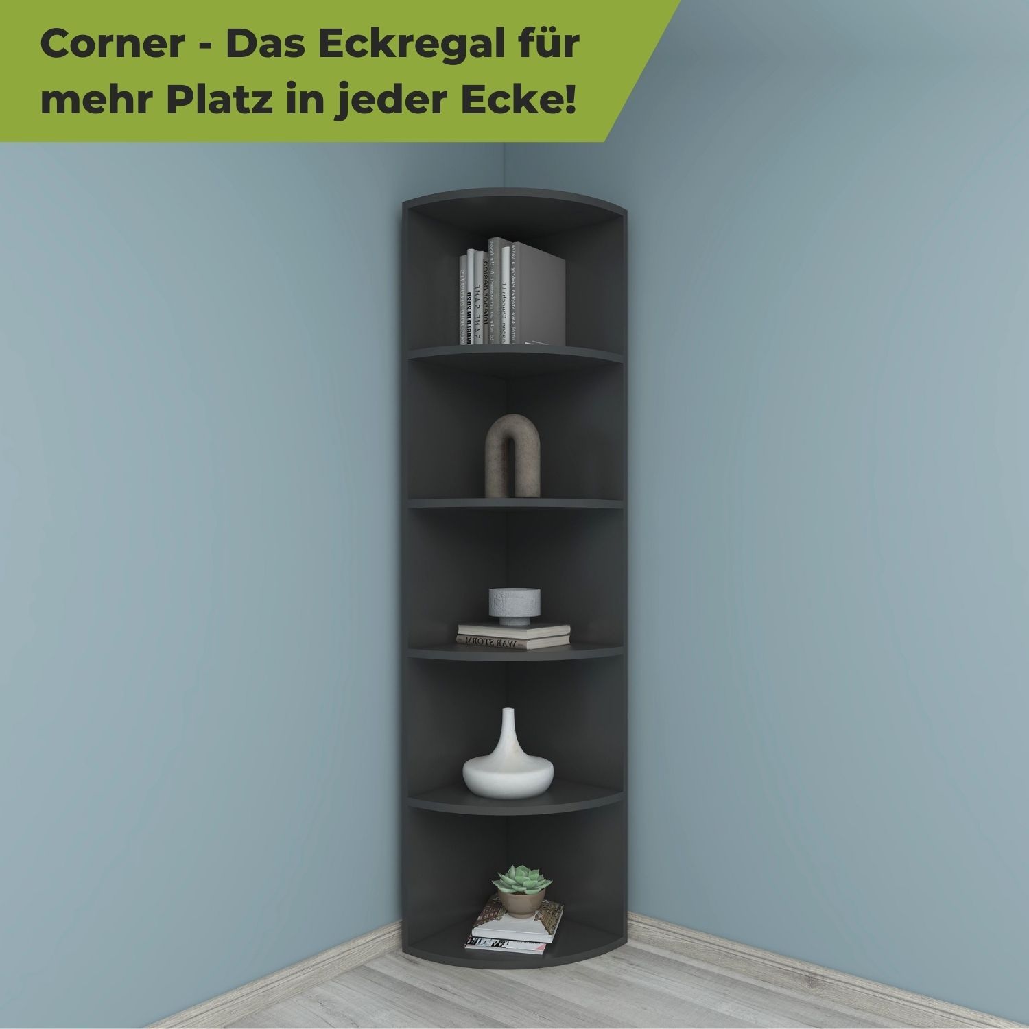 Ein anthrazitfarbenes Eckregal steht im Wohnzimmer in einer Ecke