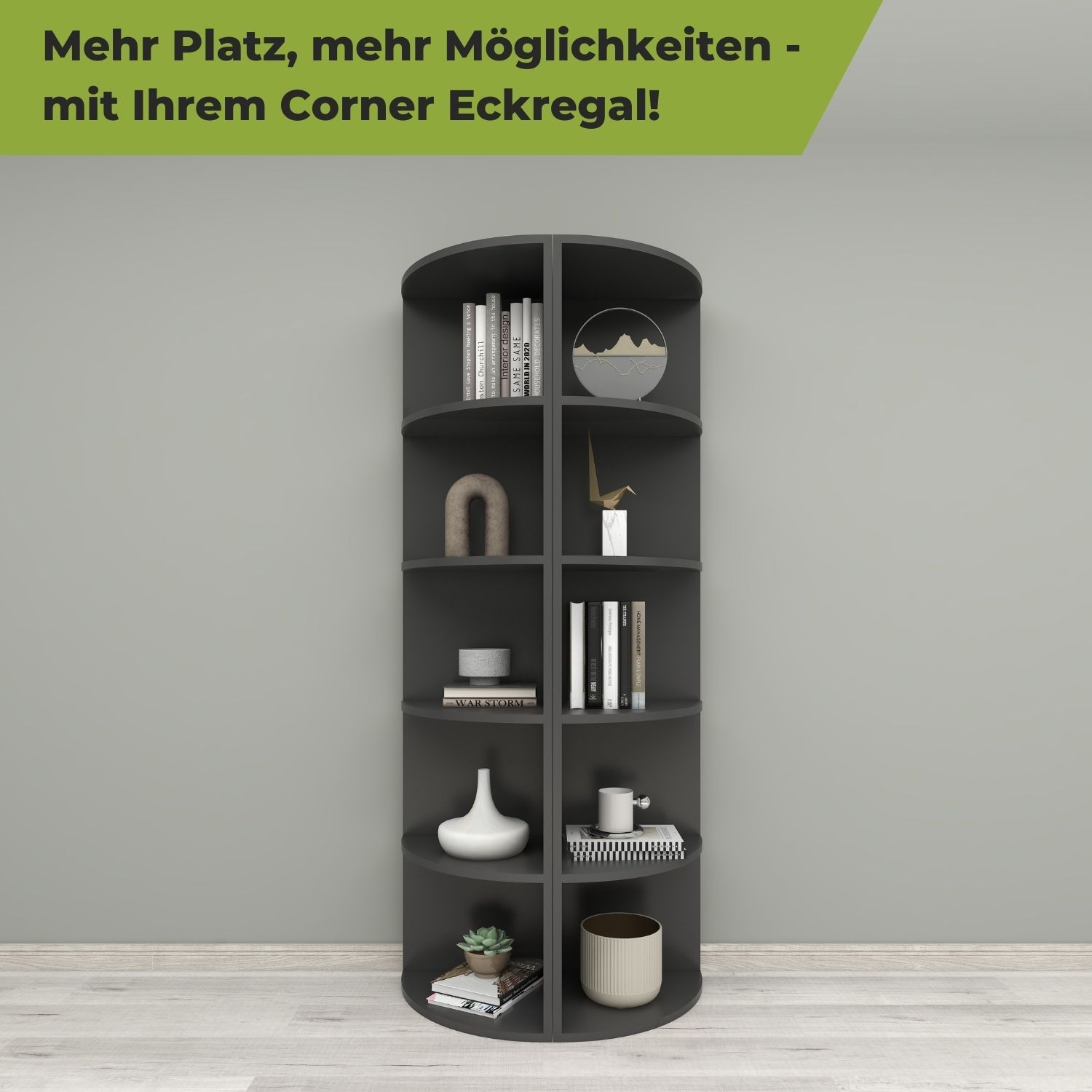 Zwei anthrazitfarbene Eckregale steht vor eienr grauen Wand