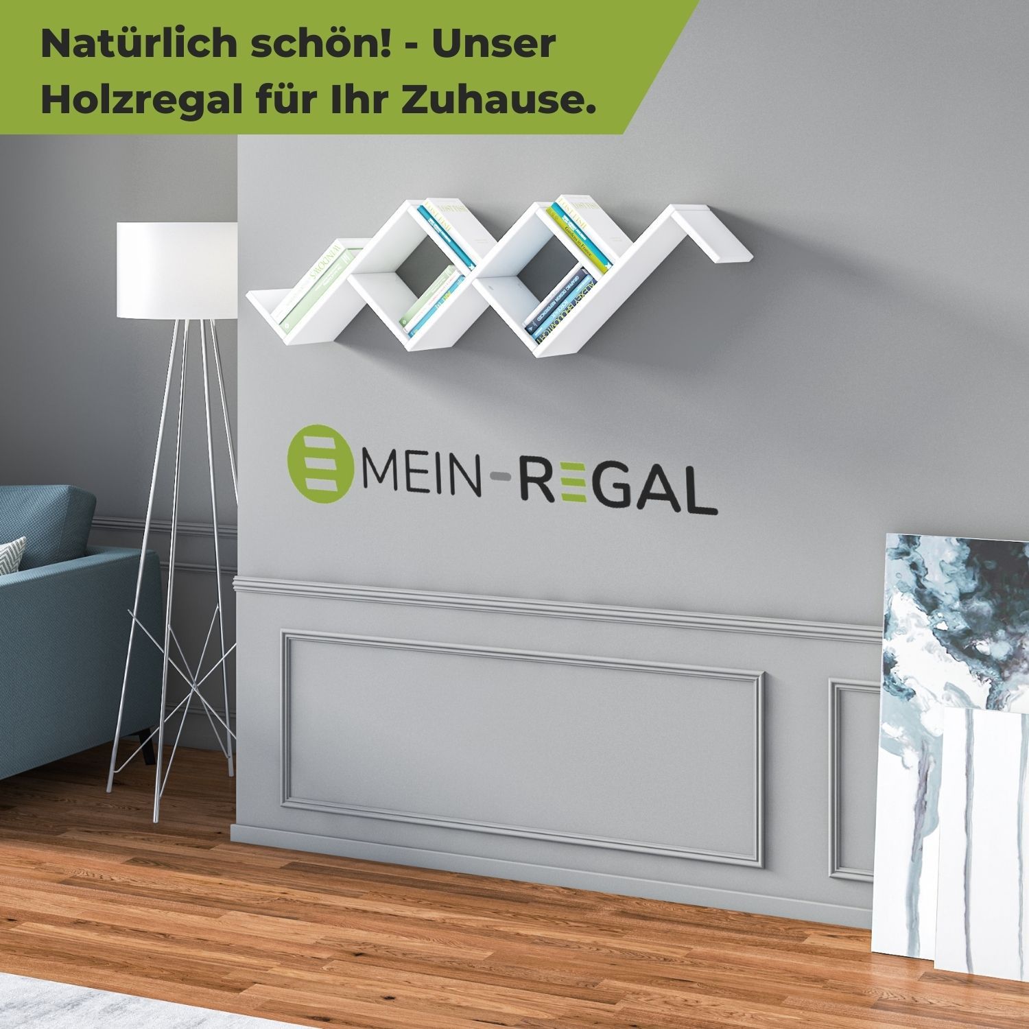 Wandregal Carotti Weiß hängend an grauer Wand. Darunter das Logo Mein-Regal. Links daneben eine Stehlampe und eine Ecke vom Sofa ist zu sehen. Rechts daneben stehen zwei Leinwandbilder auf dem Boden.