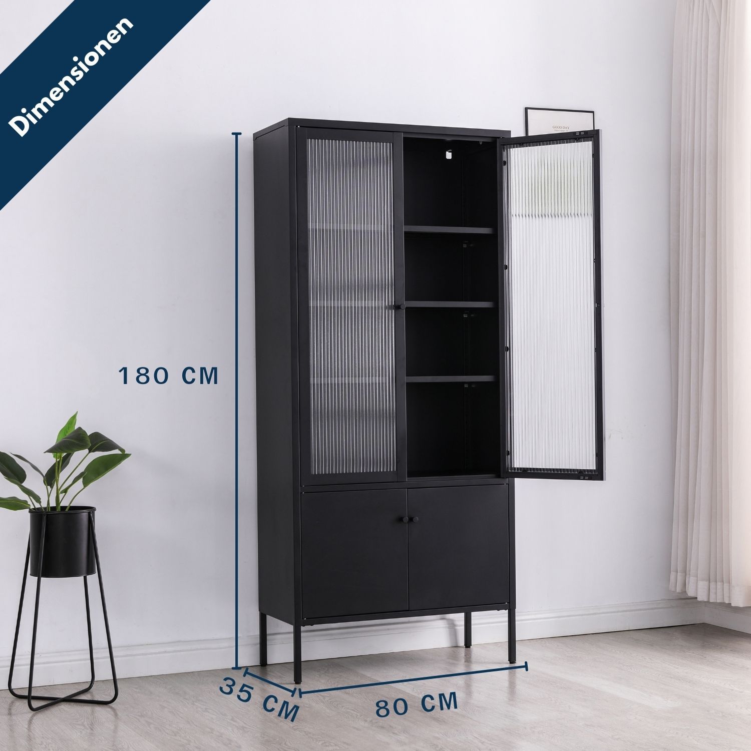 Vitrine Tokio Schwarz in einem Zimmer, mit Maßangaben. Obere Glastür geöffnet. Ohne Inhalt. Daneben steht eine Zimmerpflanze.