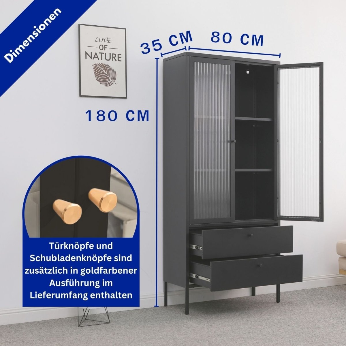 Vitrine Paris Schwarz in einem Zimmer mit Maßangaben. Ein Wandbild hängt. Ein Detailbild von den Türgriffen in goldener Ausführung. Schubladen und eine Tür sind geöffnet.