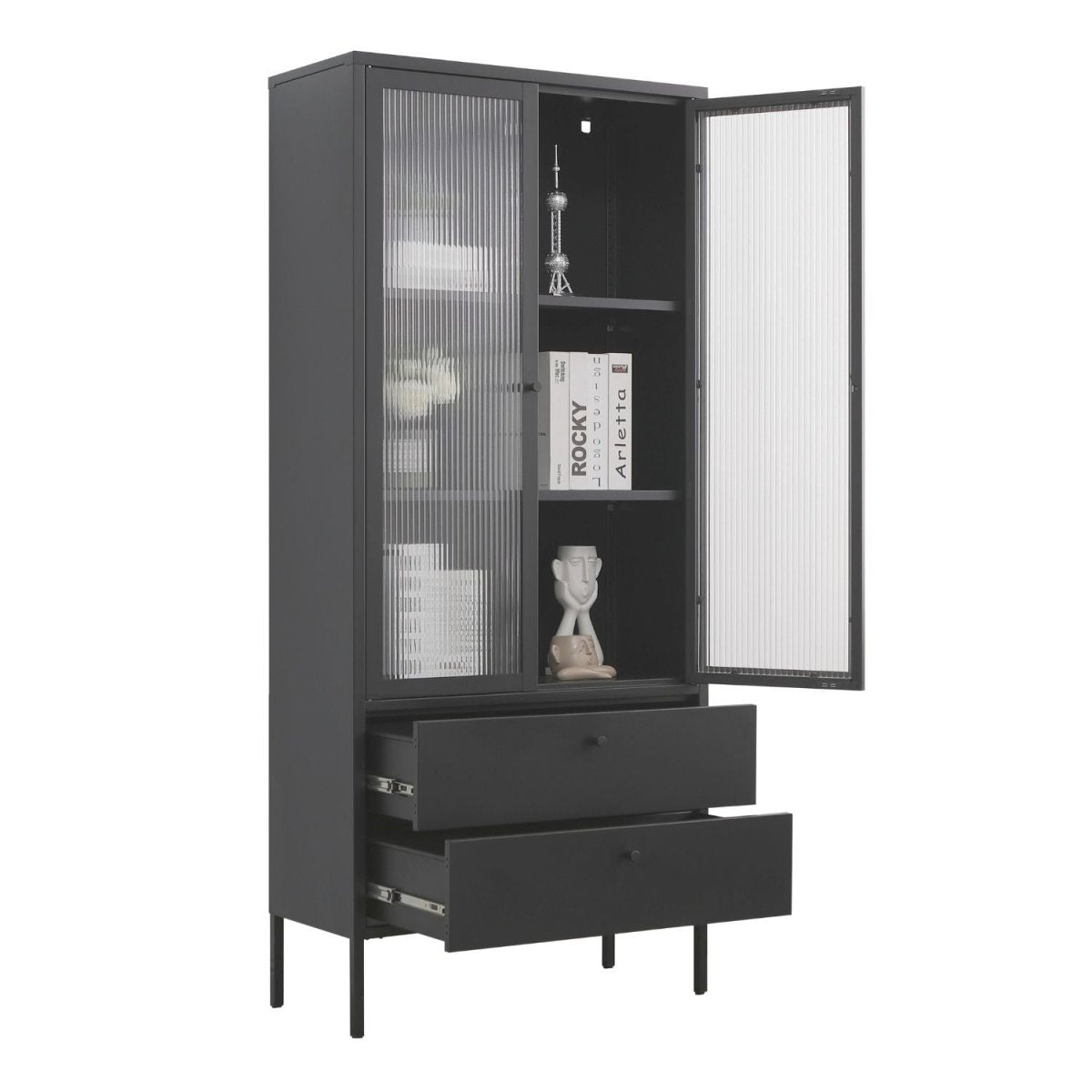 Vitrine Paris Schwarz aus Metall mit 2 Schubladen und 2 Glastüren. Die Schubladen sind geöffnet. Eine Glastür ist geöffnet. Drin sind Bücher und Dekoartikel zu sehen. Der Hintergrund ist weiß.